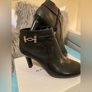 Bandolino Lappo Women's Black Leather Heeled Ankle Boots Size 8 / 3 in heel